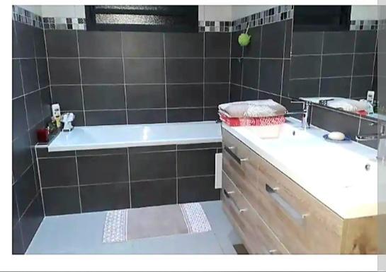 Chambre Privee Dans Maison Le Tampon Exterior photo
